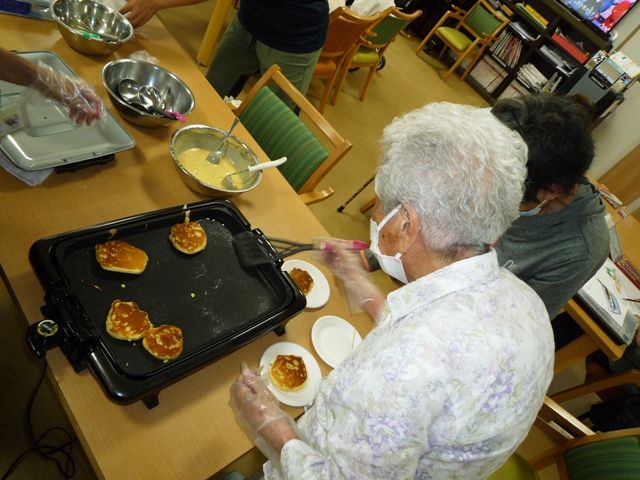 パイナップルケーキアイス添え